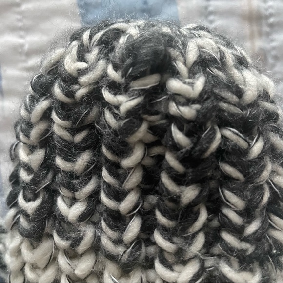 *FINAL PRICE* NWT Roots Chunky Cabin String Mittens - Picture 6 of 8